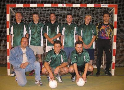 Gumídci 2005: horní řada: Jirka, Viki, Vinca, Cpt. Honza, Repiv, Sláva dolní řada: Pavel, Lumír, Jiřin
