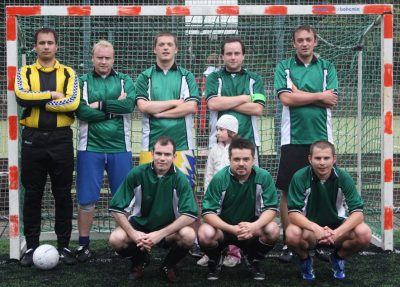 Gumídci 2009: horní řada: Sláva, Repiv, Jahoda, cpt. Honza, Márty dolní řada: Pepa, Jiřin, Kuka (+ fanynka Niki)