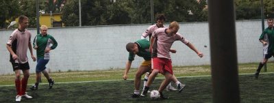 Jahoda bojuje o balón, Repiv a Pepa příhliží