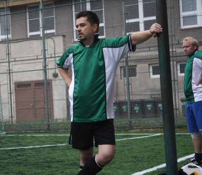 Jiřin a Repiv zkušeným okem sledují hru na hřiští