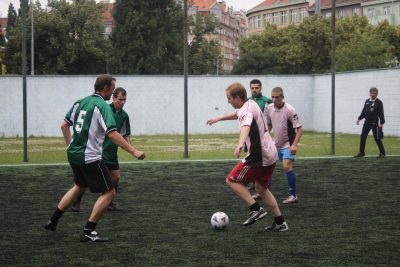Márty a Pepa soustředěně brání, Jiřin kontroluje situaci